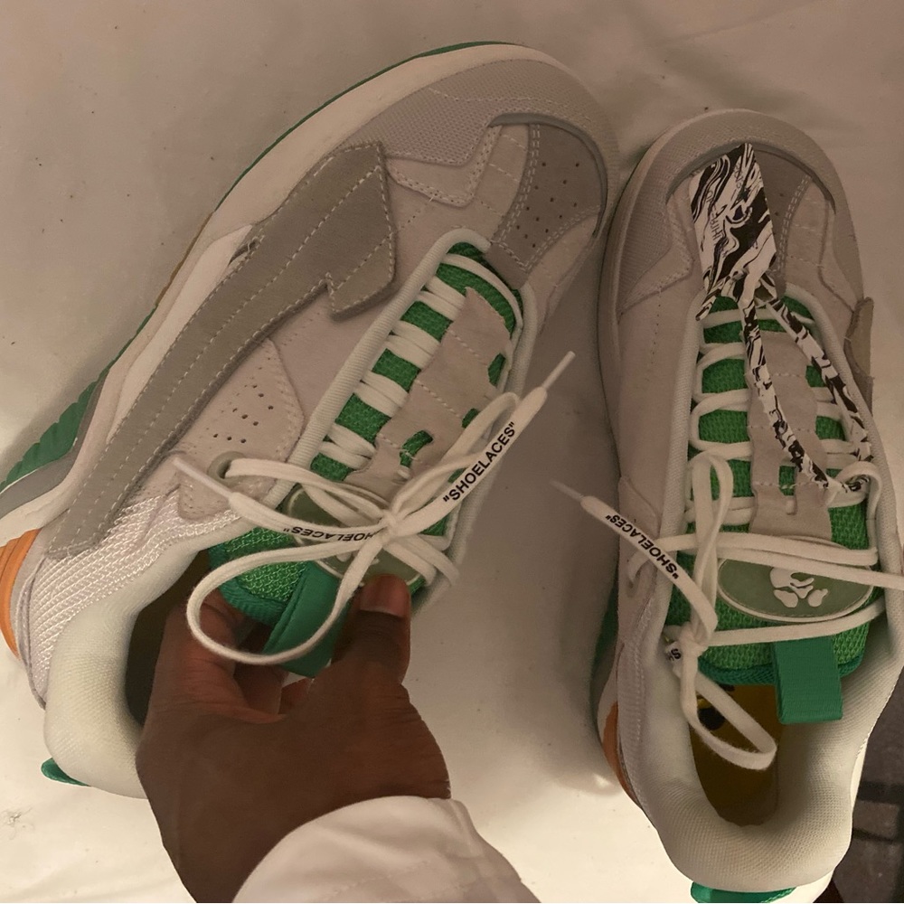 I’m selling this OFF WHITE sneaker including the Box.